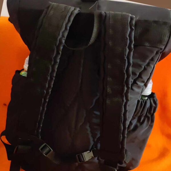 rolovací batůžek s bočními kapsami na lahve pití